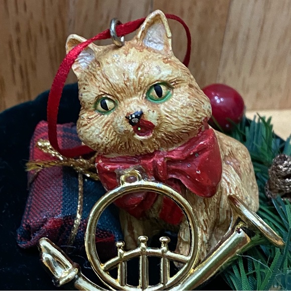 2 Vintage Cats Laying on Round Felt Mat Christmas Ornaments - Picture 4 of 9